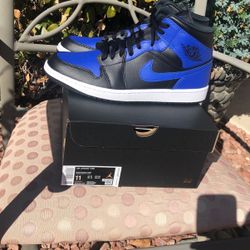Jordan 1 Mid Royal