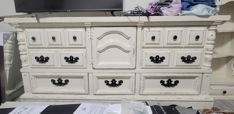 Beautiful Shabby Chic Dresser With Matching Accessories