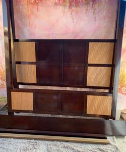 Barn style Queen bedroom set including canopy bed and two large nightstands set is in very good condition!🌺