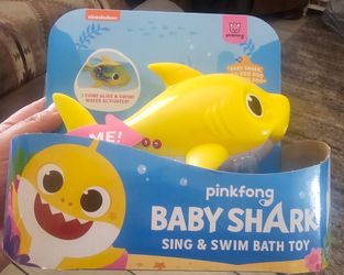 Zuru robo alive shark sing and swim bath toy