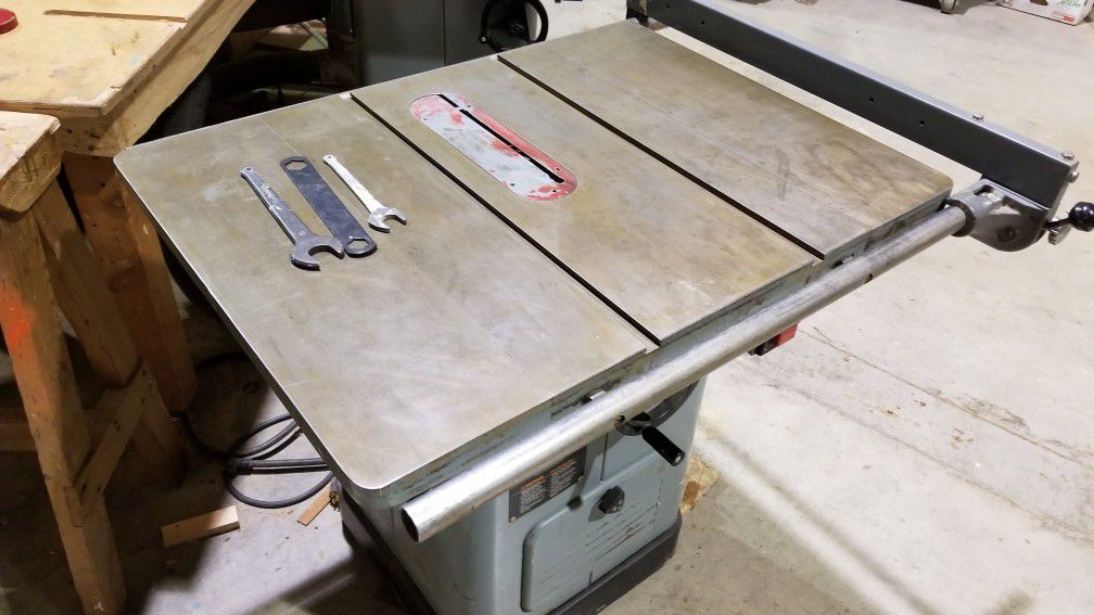 Table saw -DELTA Unisaw 10"