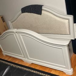 TWIN DAY BED (no mattress) Good Condition