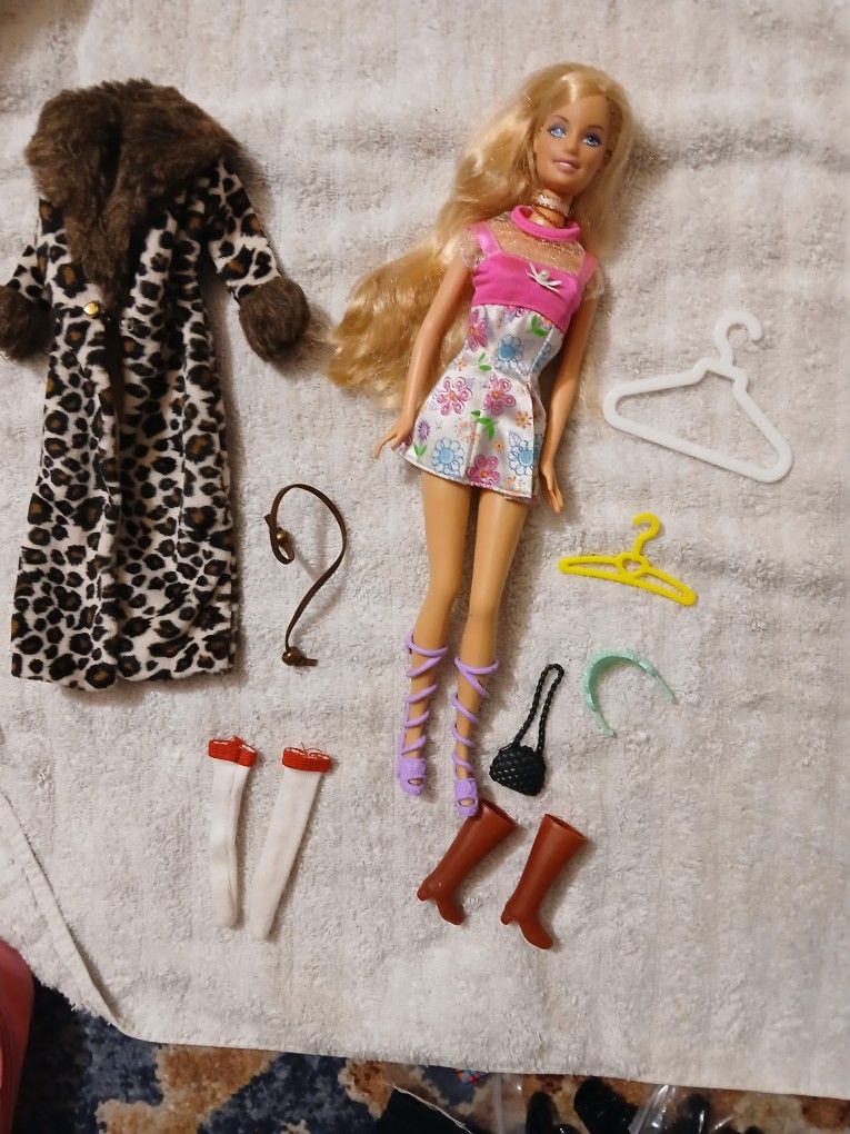 Vintage. 1999 Barbie With Vintage Clothes