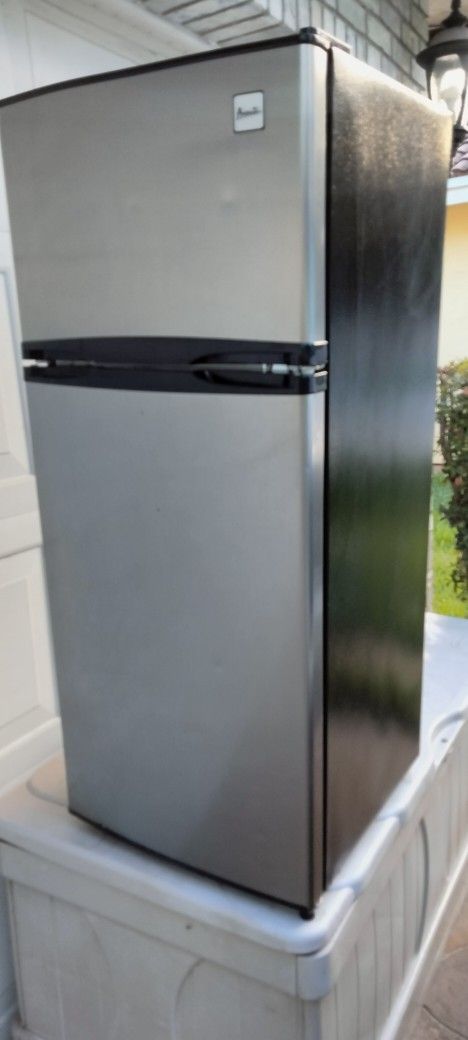 Avanti 4.5 CuFt Top Freezer Compact Refrigerator in Stainless Steel

 

👍 Working Used 