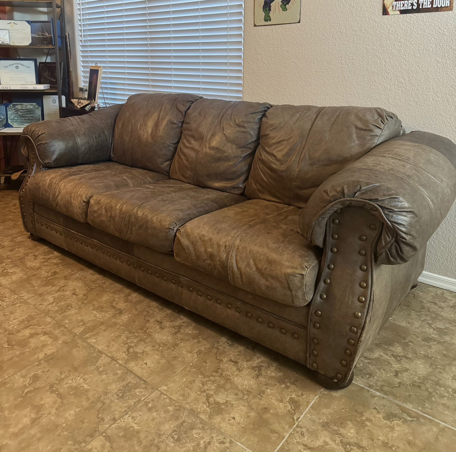 “Leather Sofa + Loveseat Set – Great Condition, Pull-Out Bed