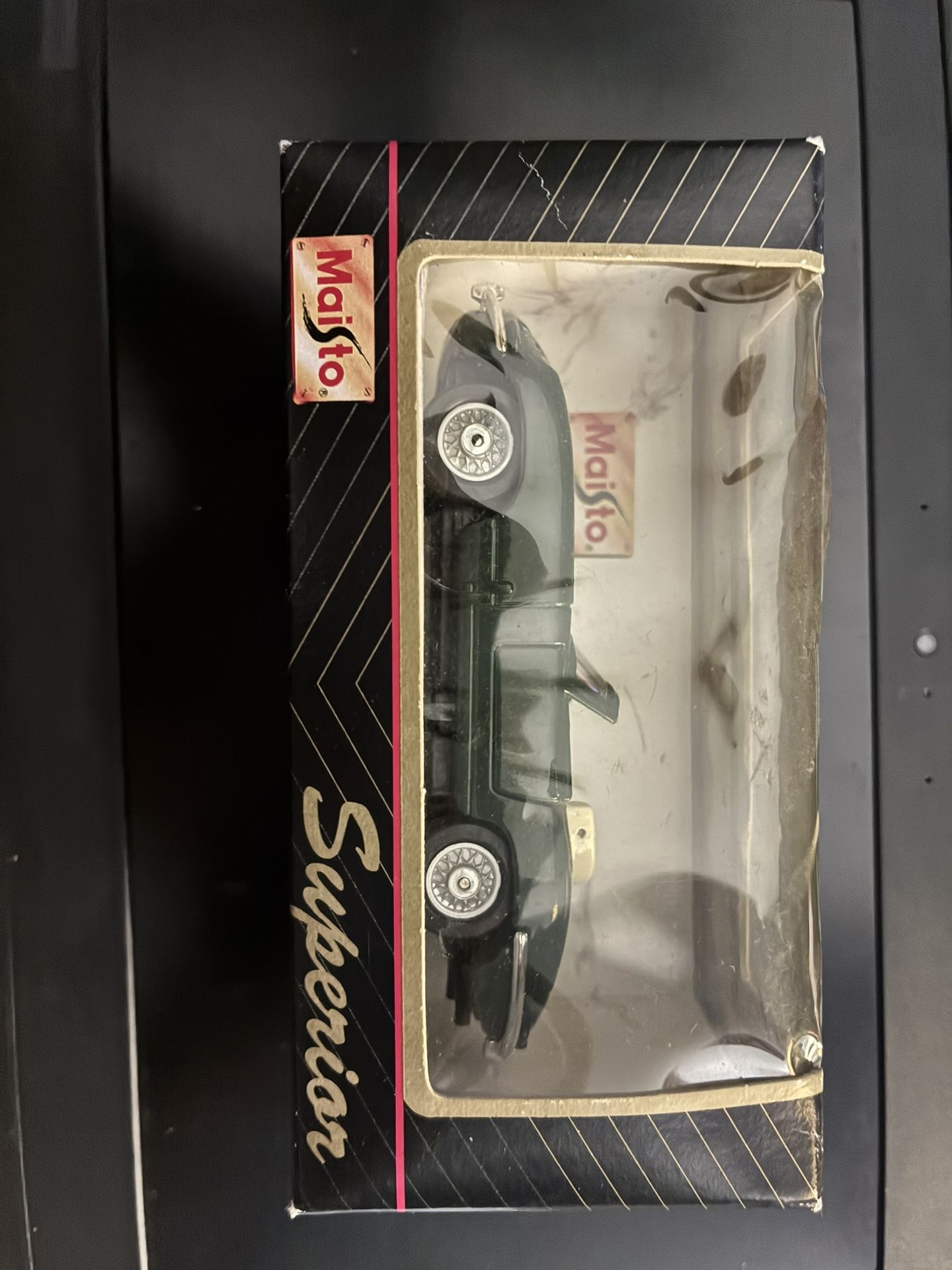 Maisto 1:18 scale diecast model of a 1961 Jaguar E-Type Cabriolet.
