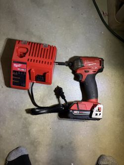 3  Speed Milwaukee Fuel M18 Hydraulic 1/4” Impact Driver With Battery And Charger 