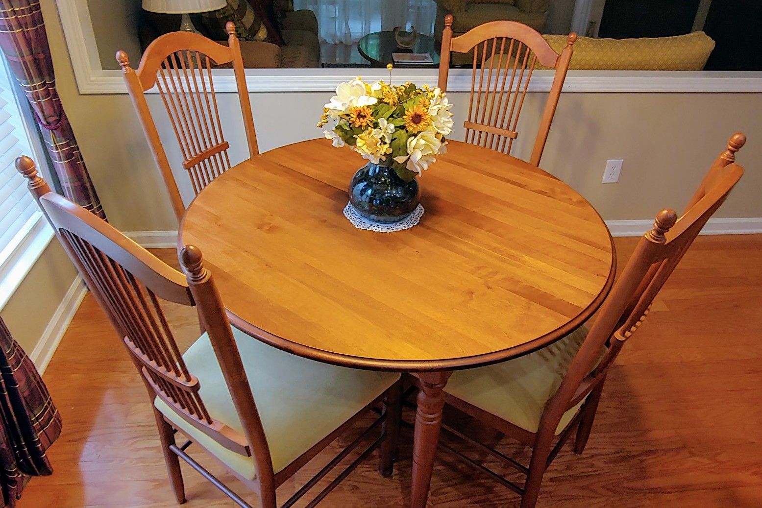 Kitchen table, 4 chairs, 20" leaf, spare cushion, and 2 matching bar stools