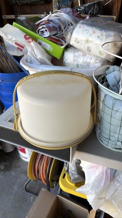 Tupperware for cake