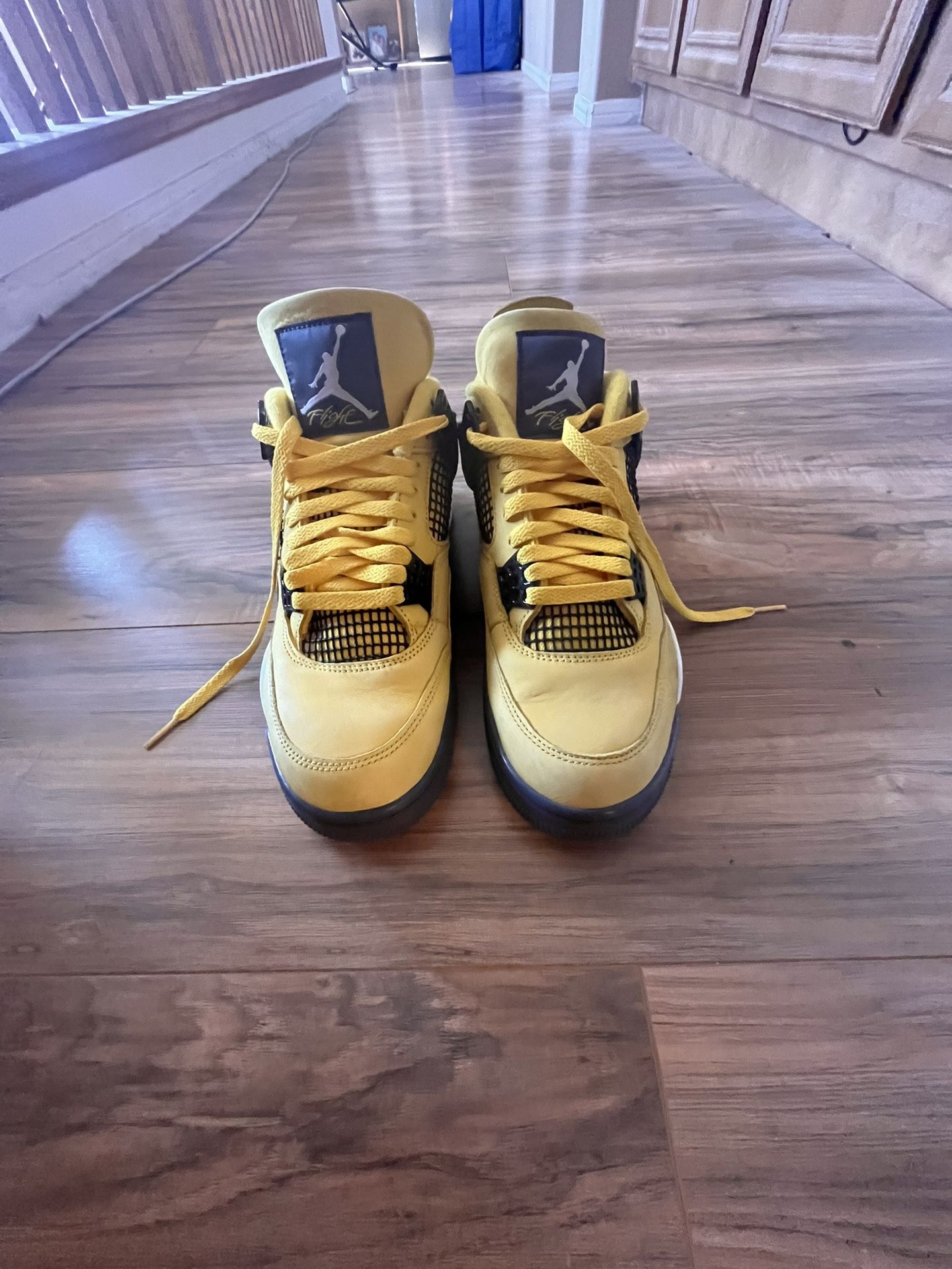 Jordan 4 “Lightning” | Size 9 ( WITH BOX)