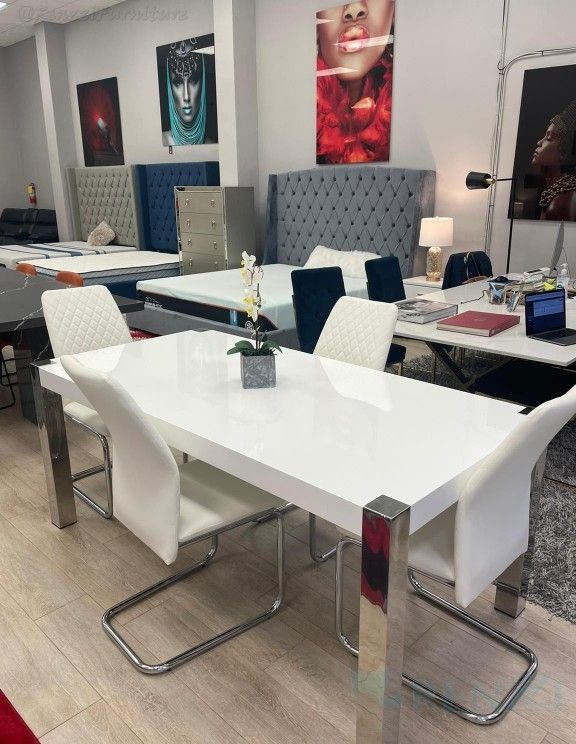 Dining Set º Financing Available