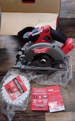 Milwaukee
M18 FUEL 18V Lithium-lon Brushless Cordless 6-1/2 in. Circular Saw (Tool-Only)
