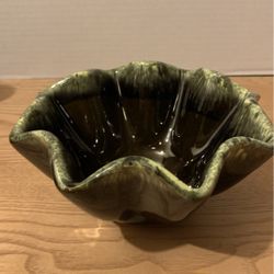Vintage Hull USA B6 Green Drip Fluted Rim Art  Pottery Bowl  7-1/2”x 4”  A20