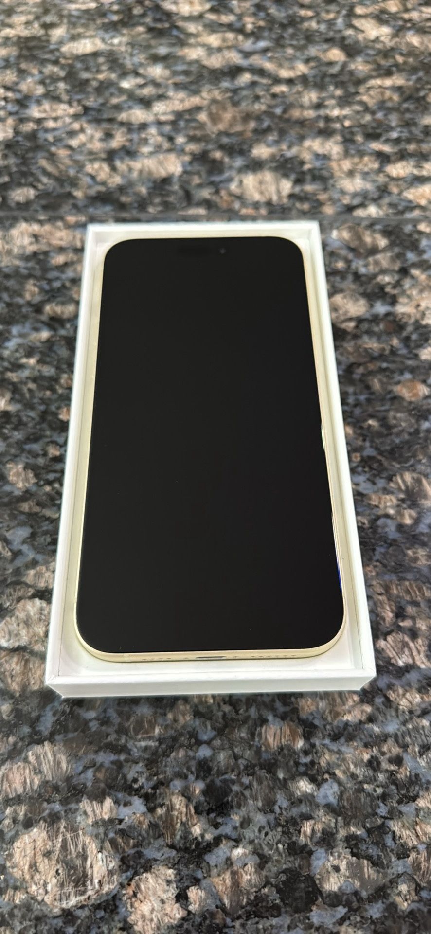 iPhone 15 Plus (yellow)