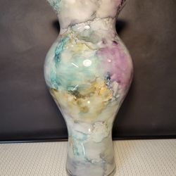 Beautiful Glass Vase. Excellent Condition. Like New.