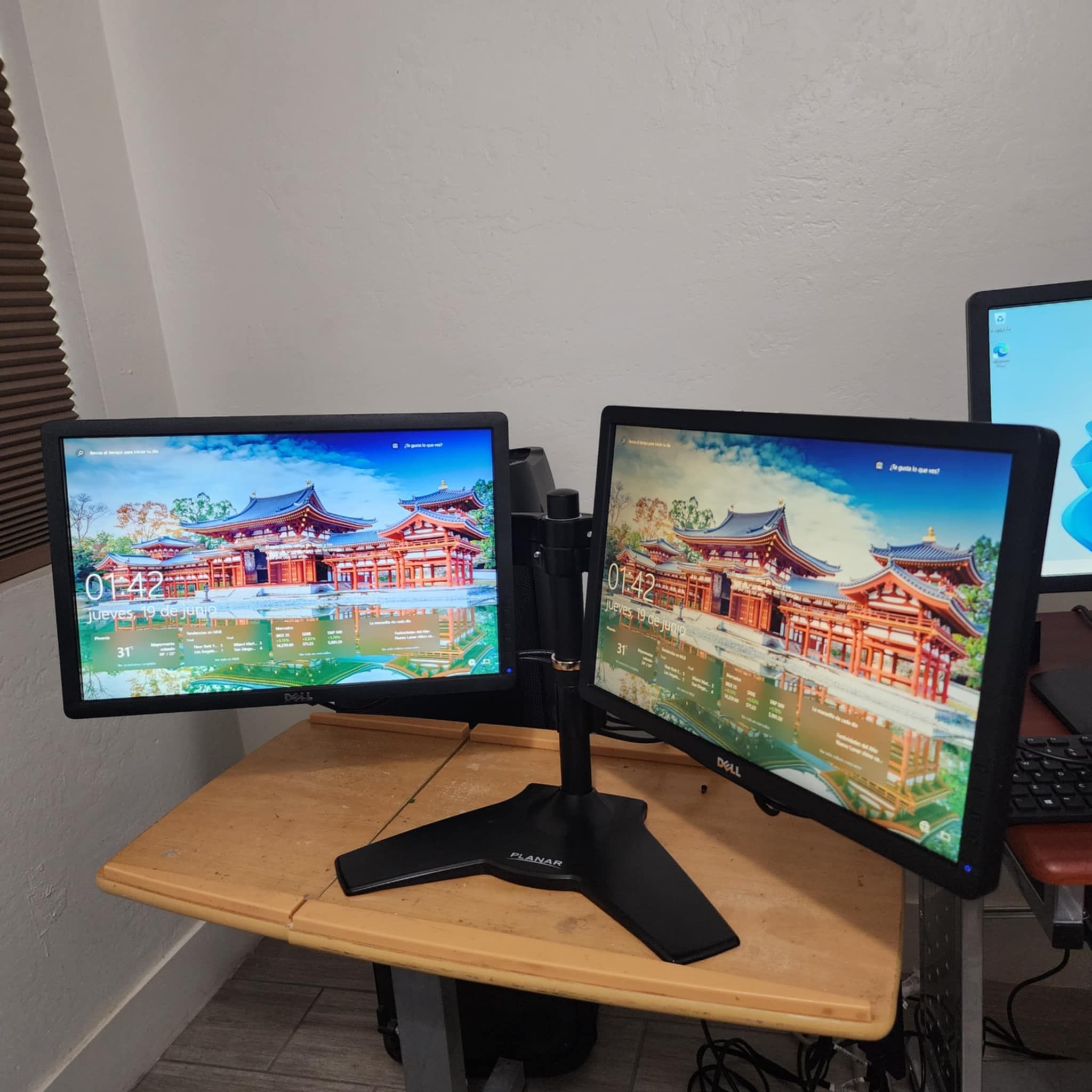 Dual Dell P1913b LED LCD Monitor- 19" VGA and display port. Nothing wrong