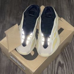 Yeezy Safflower (Size 7y In Boys/Men)