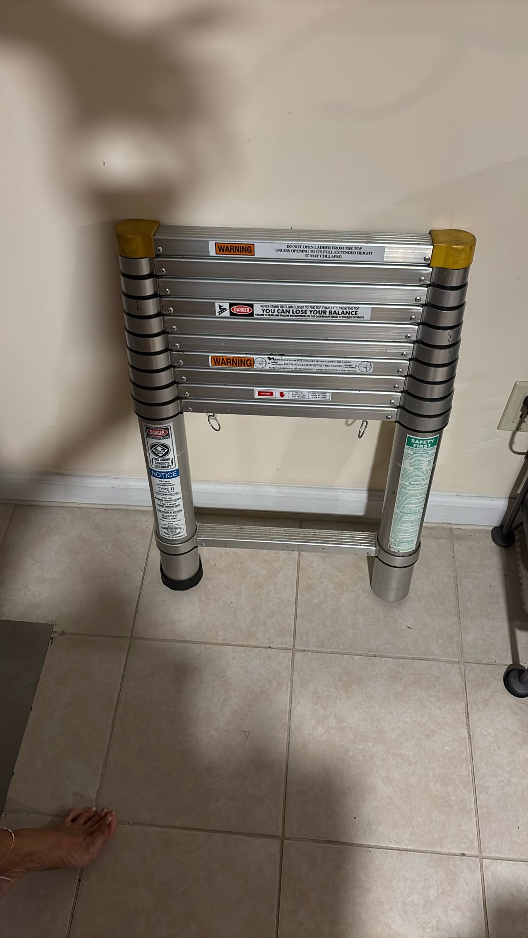 Telescoping extension ladder