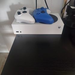 xbox series S with 2 controllers