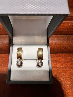 Beautiful 14k yellow gold earrings with real diamonds