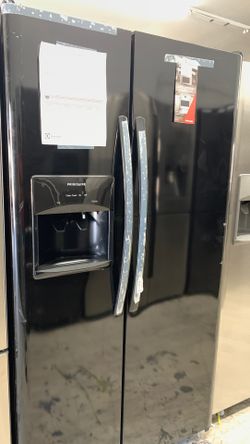 Frigidaire Side By Side In Glossy Black