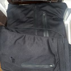 Mens Nike large Sweatsuit $70 hmu 🔥‼️