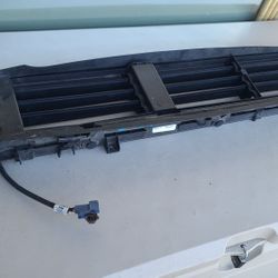 2017 - 2019 HONDA CRV CR-V UPPER SHUTTER AIR RADIATOR GENUINE USED OEM . BB1