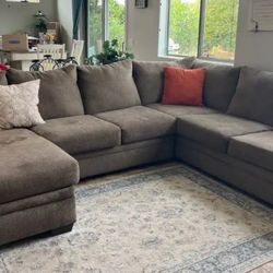 ❤️❤️Sectional.  $400.  Deliver Available Small Fee. ❤️❤️