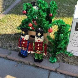 Christmas Soldiers & Trees Decor