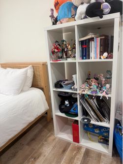 2 white cube cabinets  4 baskets