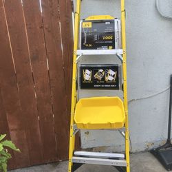 Gorilla Ladders 10 ft. Reach, 5.5 ft. Fiberglass Dual Platform Ladder, Removable Project Bucket, 300 lbs. Load Capacity, Slim Fold