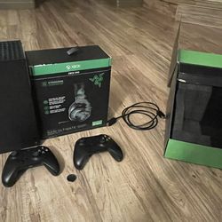 Xbox Series X Bundle - Razer Nari Ultimate Headset + 2 Controllers