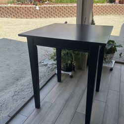 Beautiful Dinning Table. Black 