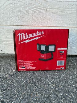 Milwaukee Dual Power Triple-Panel Flood Light