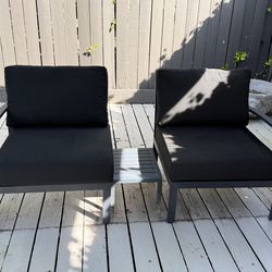 Outdoor Patio Lounge Chairs and Coffee table
