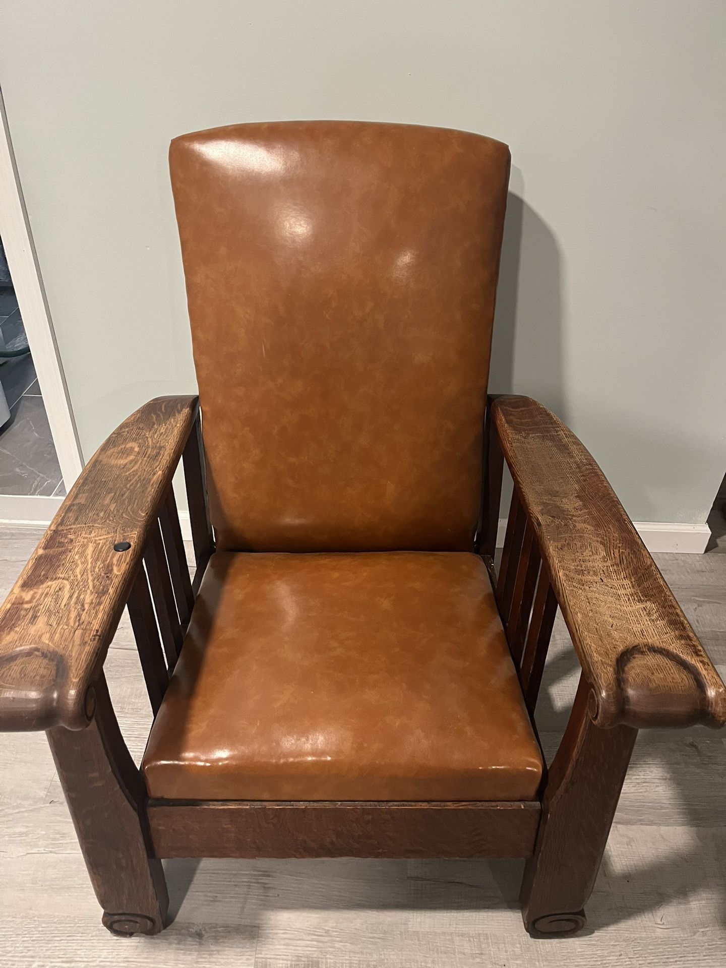 1917 Antique Mission Oak Chair With slide out foot rest. Bronze plaque reads "Royal Easy Chair Co. Royal Easy Chair - The Push Button Kind