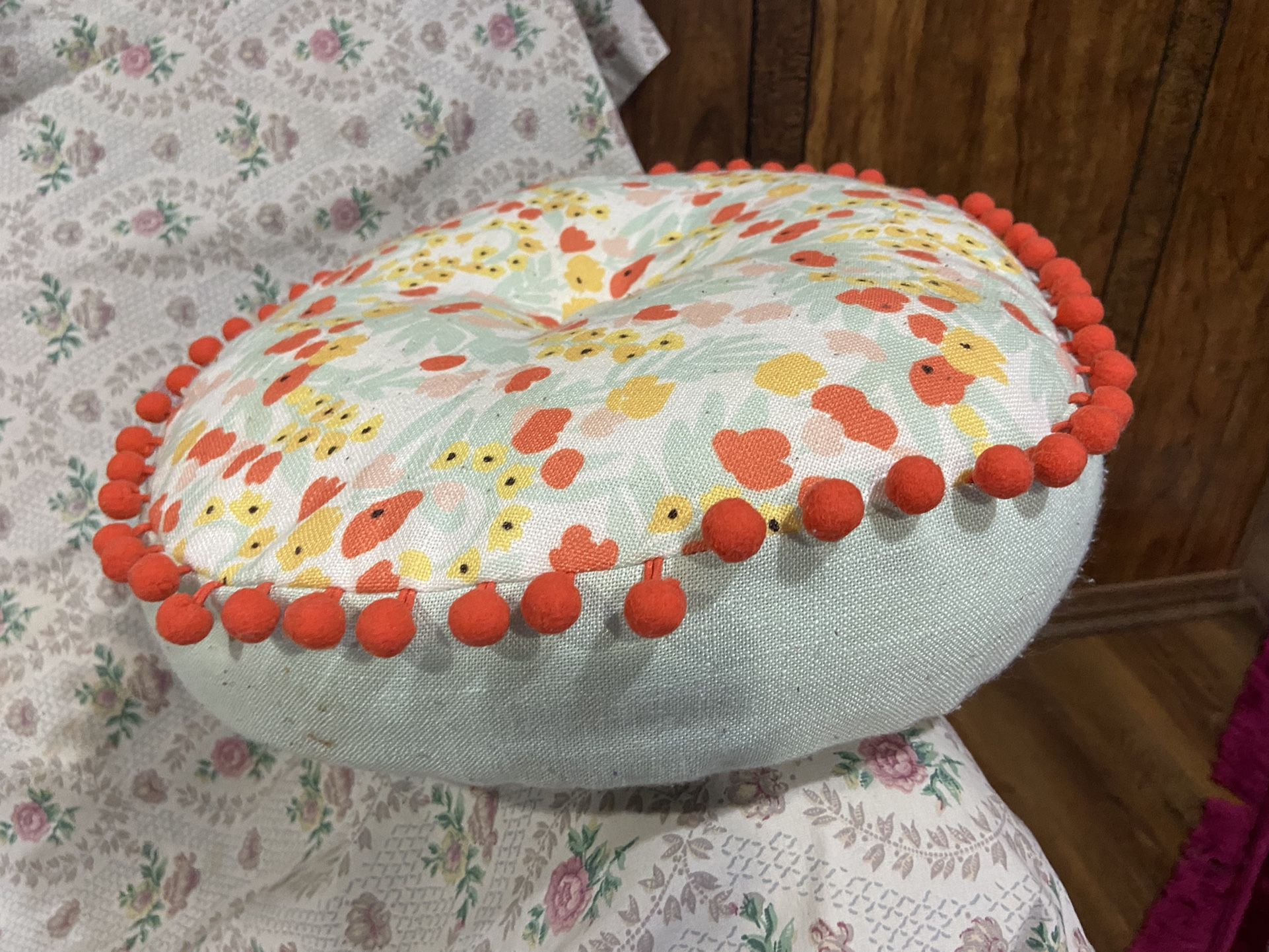 Decorative pillows (4)