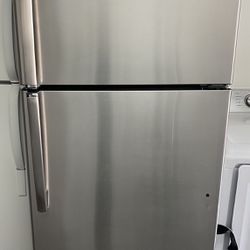 GE   refrigerator in very good condition 