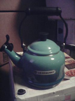 Le creuset 1.25qt demi whistling tea kettle,Caribbean color