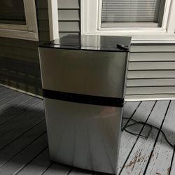 Insignia Mini Fridge And Freezer