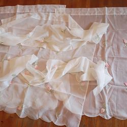 New kitchen flowers curtains with pink rose's on it firm price $20 bucks pick up only  865 Ellsworth avenue right off of East Livingston avenue Columb