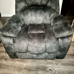 “Oversized Electric Power Lift Recliner Chair with USB Charging, Dual Cup Holders, and Lay-Flat Reclining.”