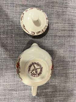 Vernon Kilns Winchester 73 tea pot with Lid