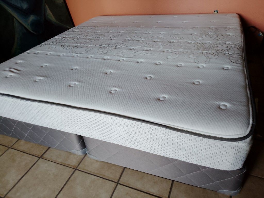 Nice King Size Mattress and Boxspring 