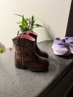 Shoes size 4 babygirl cow boots/purple sneaker
