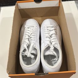 White Nike Blazer Low LE Sneakers