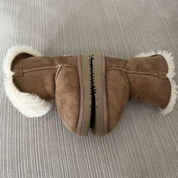 It’s Very Nice UGG Australia There For little Girls The Size Is 6 The Color Is Camel 