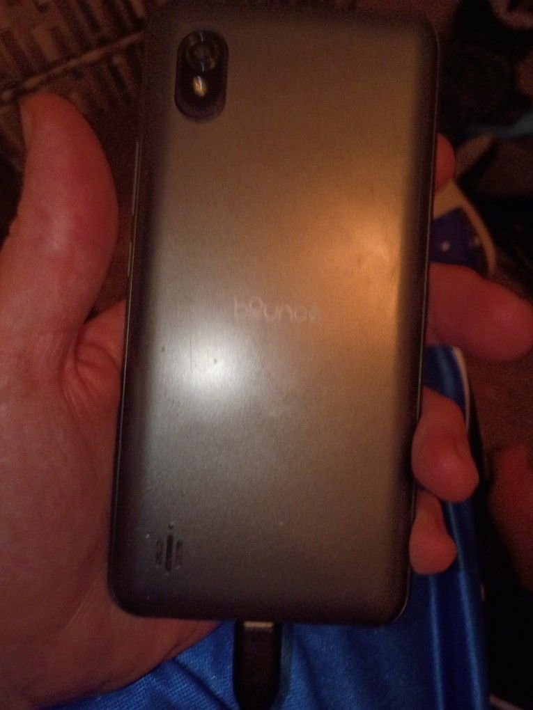 Boost Mobile Bounce 4g Cell Phone Screen In Mint Condition Only Used For Whole Month Last Year Still New