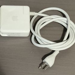 Apple MacBook Charger 85W. 