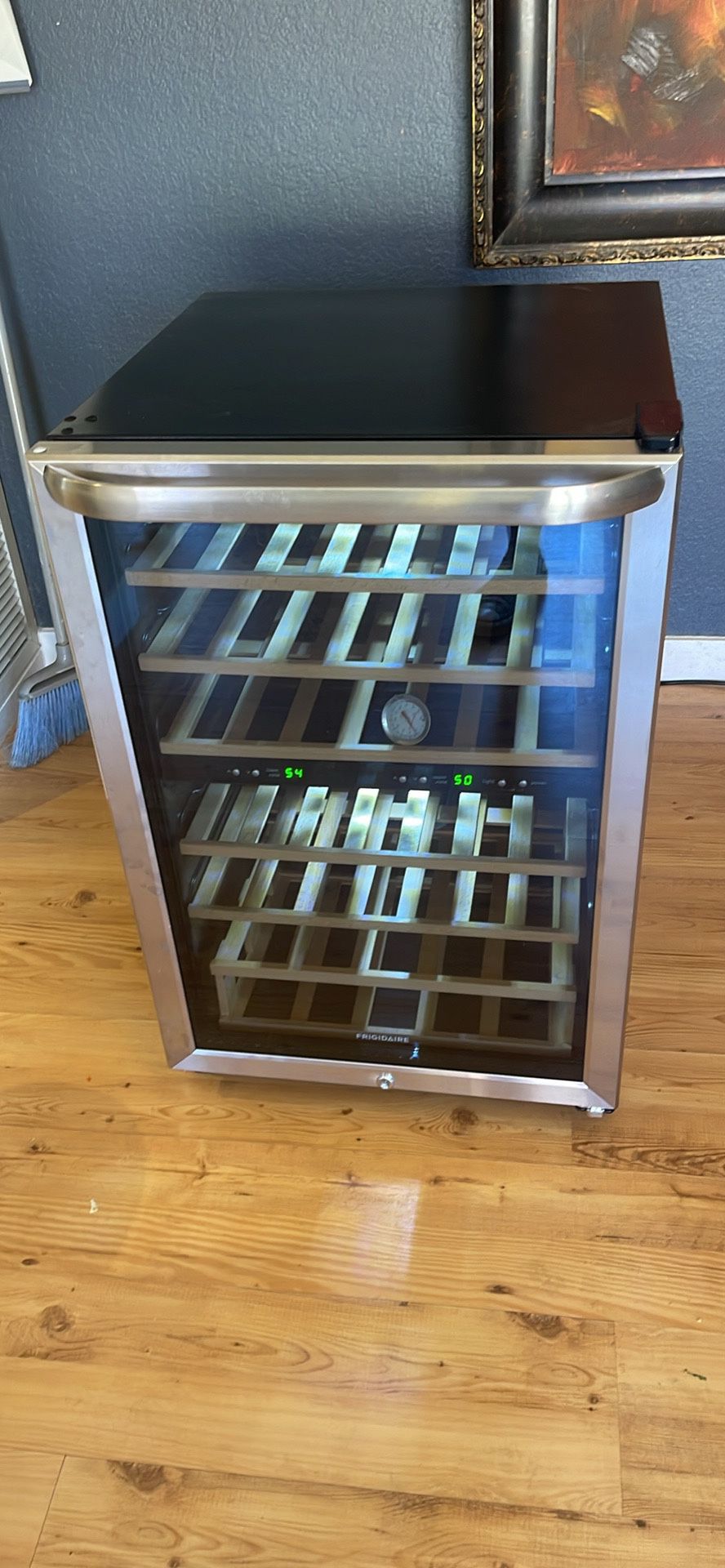 Frigidaire DUAL ZONE wine fridge